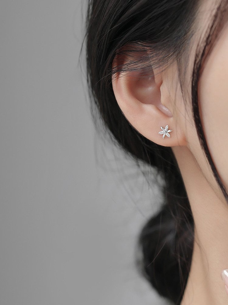 Boucles d'oreilles en argent sterling 925, boucles d'oreilles design de niche, boucles d'oreilles délicates, boucles d'oreilles florales
